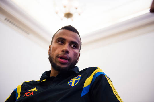Sveriges Isaac Kiese Thelin  pratar med media