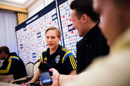 Sveriges Ludwig Augustinsson  pratar med media