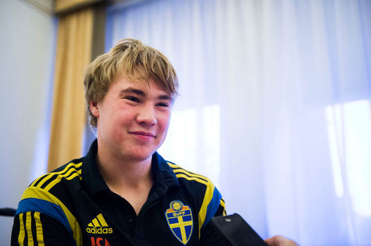 Sveriges Simon Tibbling pratar med media