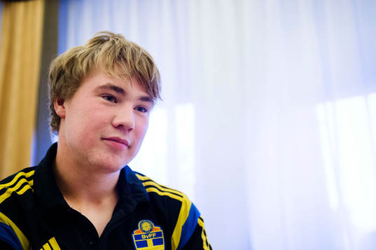 Sveriges Simon Tibbling pratar med media