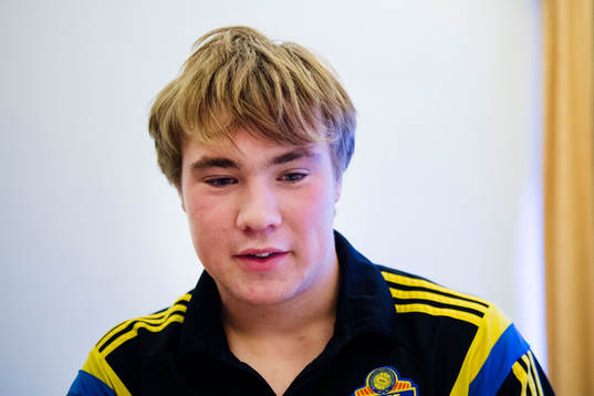 Sveriges Simon Tibbling pratar med media