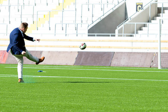 Kommunalrådet Daniel Bernmar förklarar arenan invigd med