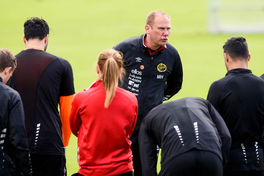 Elfsborgs manager Magnus Haglund instruerar laget