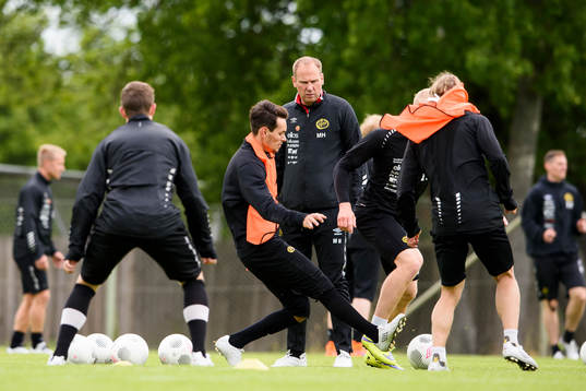 Elfsborgs manager Magnus Haglund håller koll på spelarna