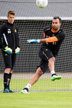 Elfsborgs målvakt Abbas Hassan med målvakt David Olsson i