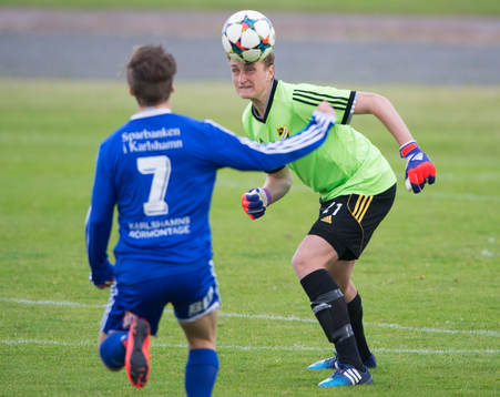 IFK Hässleholms målvakt Alexander Nilsson nickar undan i