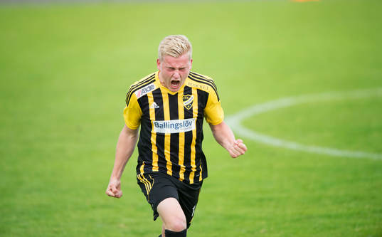 IFK Hässleholms Linus Svensson har gjort 1-0 och jublar i