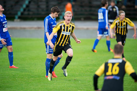 IFK Hässleholms Linus Svensson har gjort 1-0 och jublar i