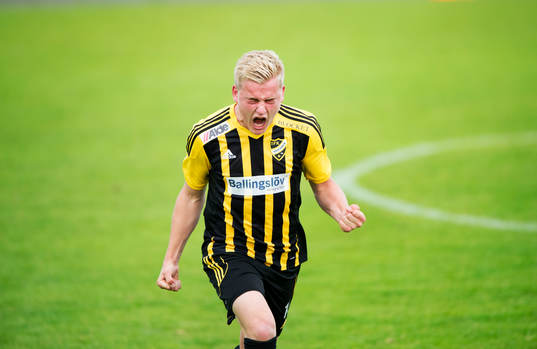 IFK Hässleholms Linus Svensson har gjort 1-0 och jublar i