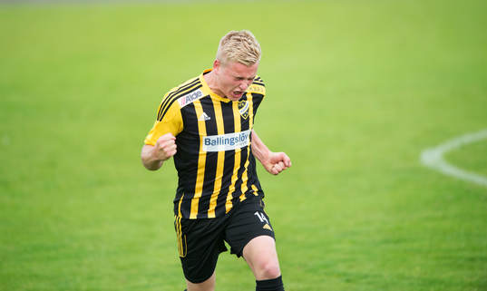 IFK Hässleholms Linus Svensson har gjort 1-0 och jublar i