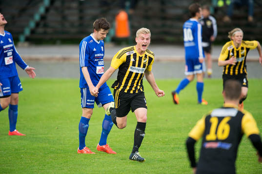 IFK Hässleholms Linus Svensson har gjort 1-0 och jublar i