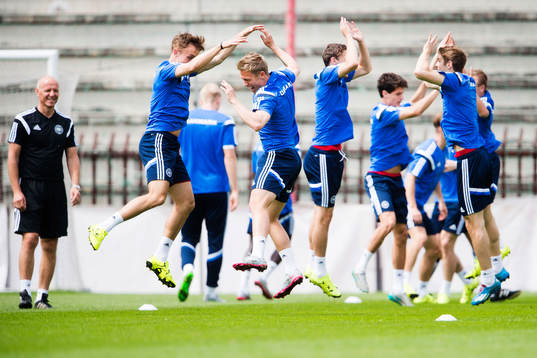 Danmarks spelare värmer upp