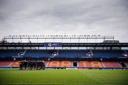 Sveriges spelare samlas på Letna Stadium