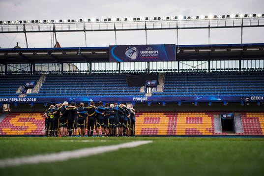 Sveriges spelare samlas på Letna Stadium