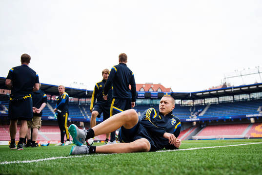 Sveriges Victor Nilsson Lindelöf gör sig redo