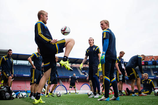 Sveriges Filip Helander, målvakt Andreas Linde och