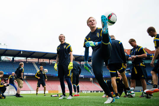 Sveriges Filip Helander, målvakt Andreas Linde och
