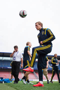 Sveriges Ludwig Augustinsson nunder en träning med det