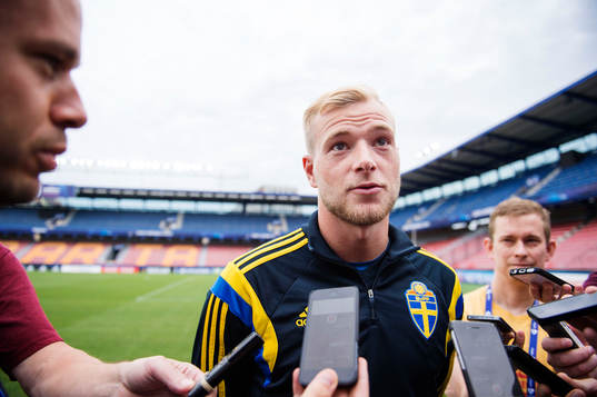 Sveriges John Guidetti pratar med media