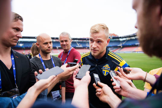 Sveriges John Guidetti pratar med media
