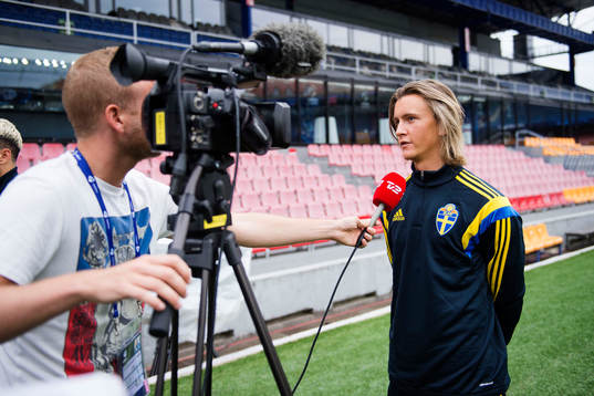 Sveriges Kristoffer Olsson  pratar med media