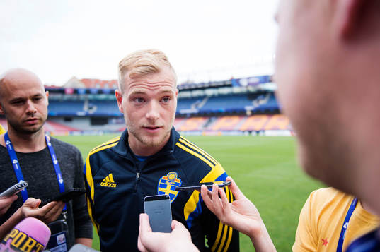 Sveriges John Guidetti pratar med media