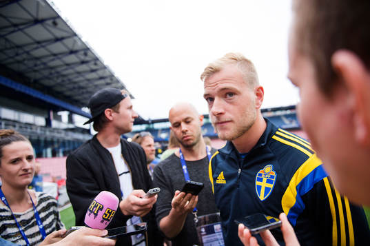 Sveriges John Guidetti pratar med media