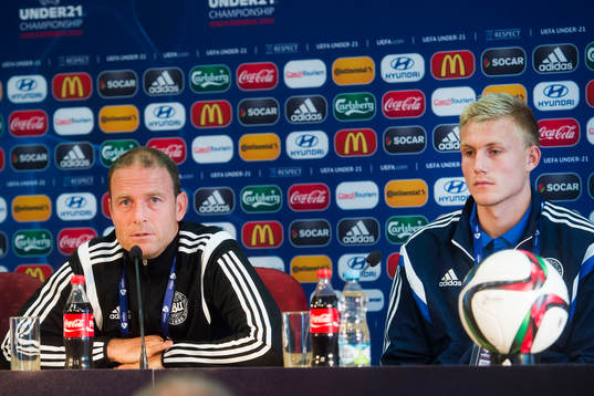 Danmarks förbundskapten Jess Thorup och Frederik Sörensen