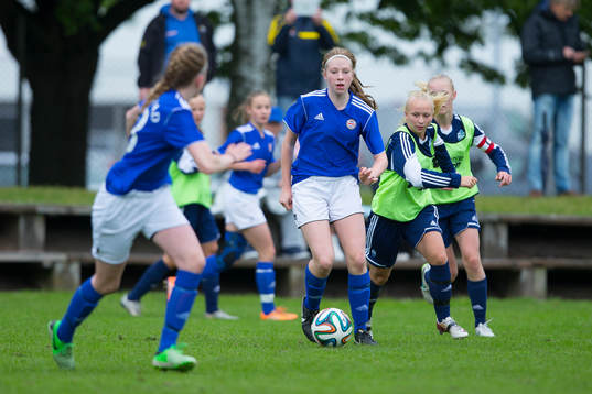 Medelpads Mikaela Engberg med bollen