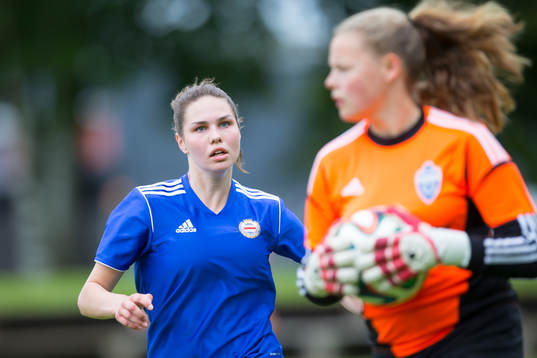 Medelpads Wilma Edman och örebros målvakt