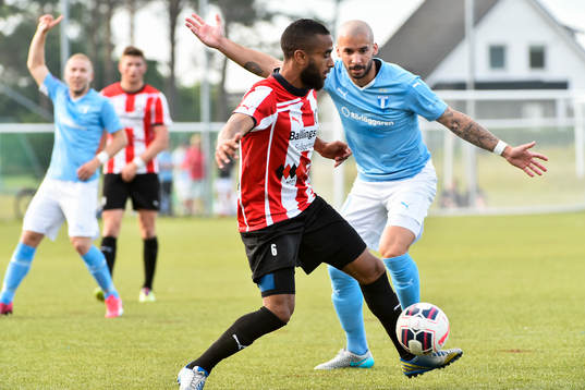 Höllvikens Kamal Barny och Malmö FFs Guillermo Molins