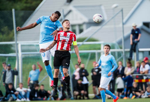 Malmö FFs Luis Felipe Carvalho Da Silva i luftduell mot