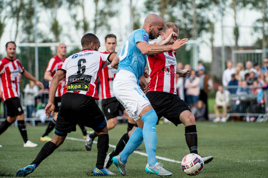 Malmö FFs Guillermo Molins mot Höllvikens Kamal Barny och
