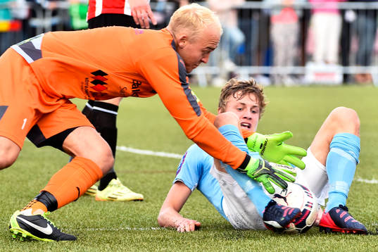 Malmö FFs Mattias Svanberg och Höllvikens målvakt Marcus