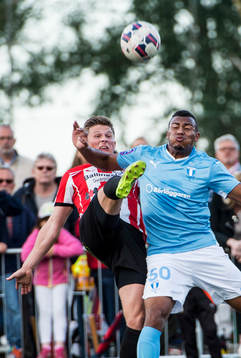 Höllvikens Erik Pärsson mot Malmö FFs Luis Felipe