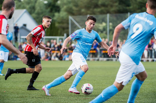 Malmö FFs Erdal Rakip mot Höllvikens Anton Wiklund