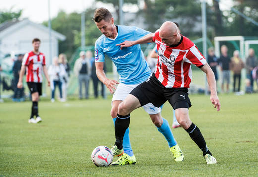 Malmö FFs Markus Rosenberg mot Höllvikens Freddy Borg