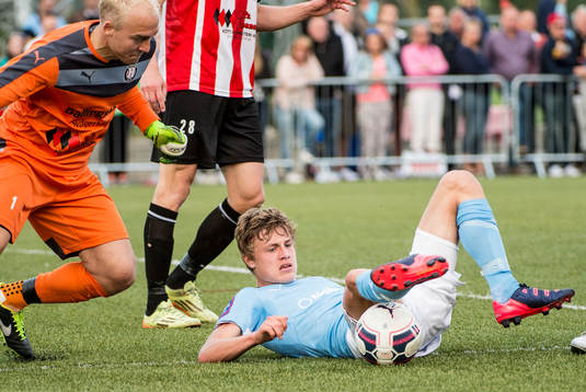 Malmö FFs Mattias Svanberg och Höllvikens målvakt Marcus