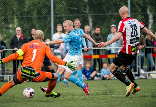 Malmö FFs Anton Tinnerholm mot Höllvikens målvakt Marcus