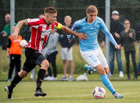 Malmö FFs Pawel Cibicki mot Höllvikens Anton Wiklund