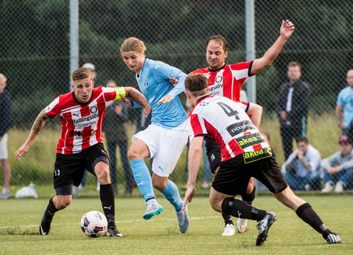 Malmö FFs Pawel Cibicki mot Höllvikens Anton Wiklund,