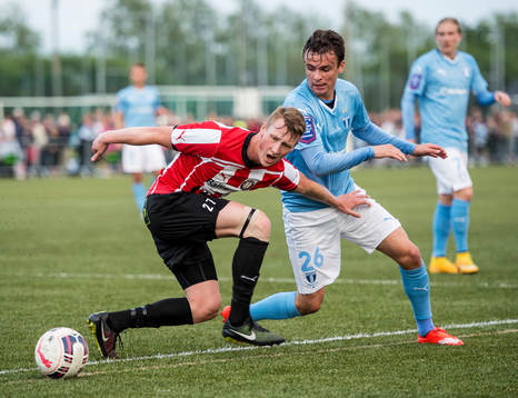 Höllvikens Marcus Hortén i närkamp mot Malmö FFs