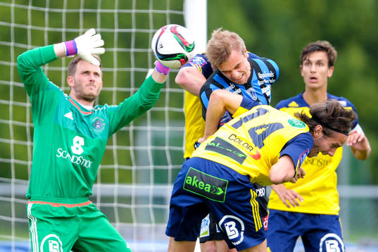 Sirius Oscar Pehrsson gör 1-0 bakom Ängelholms målvakt