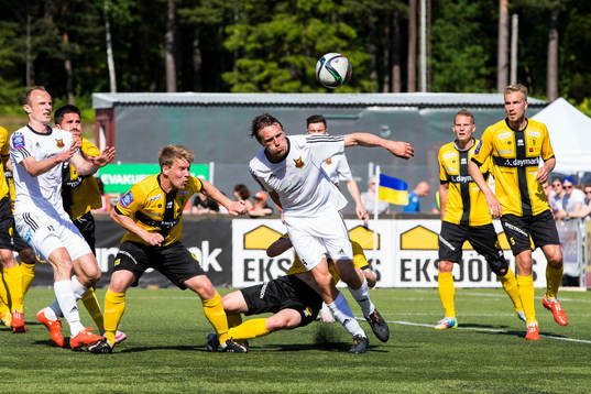 Frej Täbys Joakim Runnemo i en nickduell med Östersunds