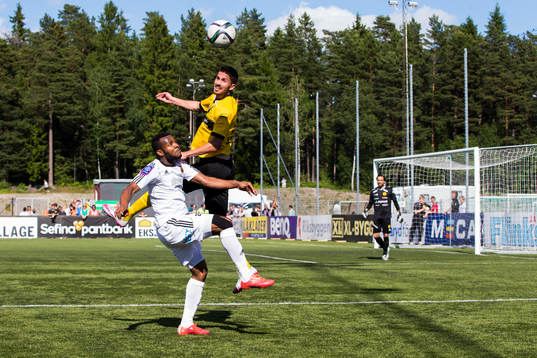 Östersunds Michael Junior Omoh i en nickduell med Frej