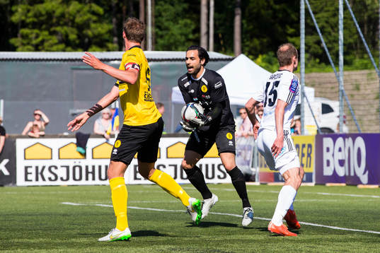 Frej Täbys målvakt målvakt Marko Atanackovic plockar