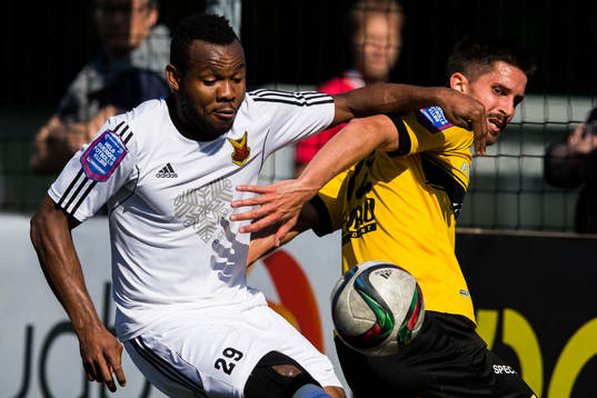 Östersunds Michael Junior Omoh i kamp om bollen med Frej