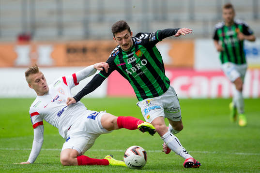 Assyriskas Jens Jakobsson glidtacklar GAIS Petrit Zhubi