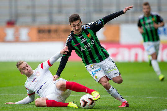 Assyriskas Jens Jakobsson glidtacklar GAIS Petrit Zhubi
