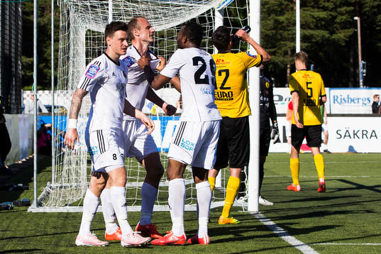 Östersunds Dragan Kapcevic (m) gratuleras av Jamie Hopcutt